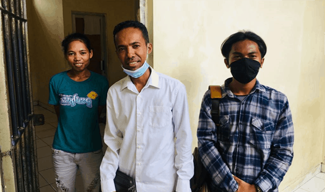 Ditangkap Karena Gunakan KTP Luar Saat Pilkada, Dahu Praperadilkan Polres Belu Akulina Dahu saat dijengkuk oleh Stefen Alves Tes Mau, SH di sel tahanan wanita Polres Belu belum lama ini.