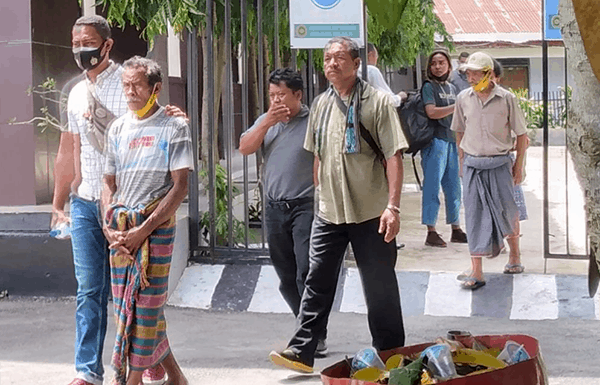 Terdakwa Berbelit-Belit Dalam Sidang Kasus Money Politics Pilkada Malaka Terdakwa Yanuarius Bria Seran alias Bei Ulu dikawal ketat aparat Polres Malaka saat mendatangi PN Atambua, Senin (4/1/21) pagi.