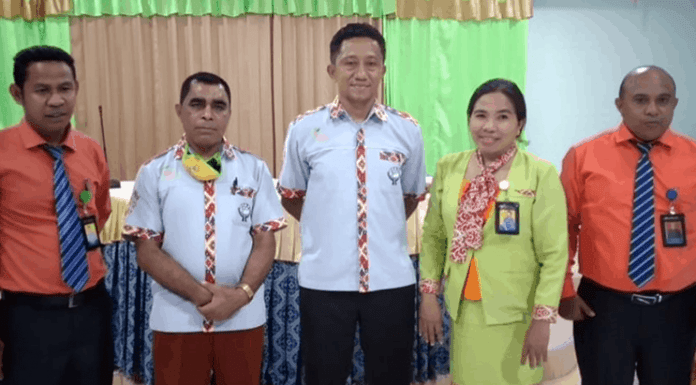 DP CUKS Curigai Pemilik Uang, Beatriks: Untuk Apa Menipu Nai Lulik? Ketua dan Bendahara Dewan Pengurus (DP) Credit Union Kasih Sejahtera (CUKS) Atambua, Kabupaten Belu, Romo Crisantus Lake, Pr dan Romo Sypri Tes Mau, Pr (baju putih).
