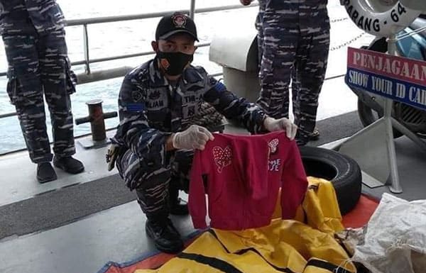 Black Box Sriwijaya Air Sudah Ditandai, Tim Temukan 16 Bagian Pesawat Tim gabungan berhasil mengumpulkan puluhan kantong di lokasi pencarian. Puluhan kantong itu berisi serpihan pesawat Sriwijaya Air SJ182 hingga potongan tubuh manusia.