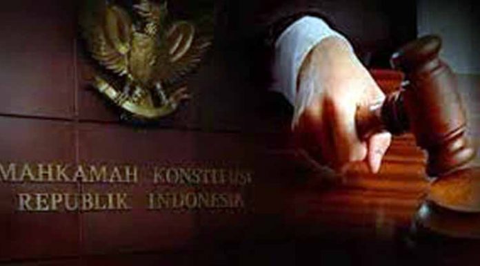 SBS-WT Minta MK Diskualifikasi SNKT dan Pilkada Ulang Kuasa hukum SBS-WT menuding, KPU sebagai termohon telah melakukan rekayasa sistematis berupa pencantuman pemilih siluman dalam DPT