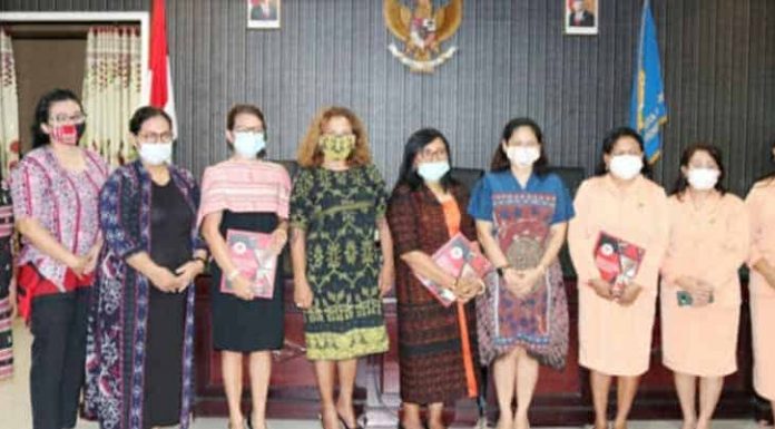 Dekranasda dan DWP Kota Kupang Terima Buku Pesona Baju Adat Pengantin Indonesia Penyerahan buku tersebut diterima oleh Ketua Dekranasda Kota Kupang, Ny. Hilda Riwu Kore-Manafe yang diwakili oleh salah seorang pengurus Dekranasda yang juga Ketua DWP Kota Kupang, Ny. Lousje Marlinda Funay-Pellokila.