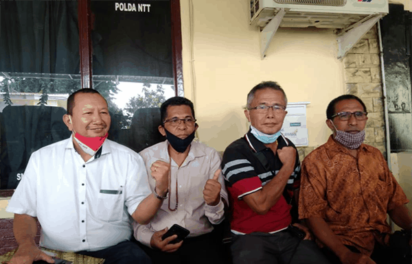 Kuasa Hukum SBS-WT Dilaporkan Ke Polda NTT, Joao: Masuk Penjara Pun Siap Petrus Tey Seran alias Dody Tey Seran bersama kuasa hukum dan keluarganya saat melaporkan Joao Meco di Polda NTT, Jumat 15 Januari 2021.