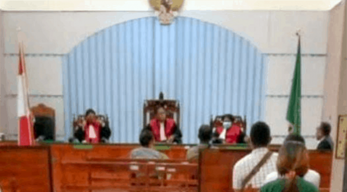 Terdakwa Money Politics Pilkada Malaka Divonis 2,5 Tahun Penjara dan Denda Rp 250 Juta Sidang kasus politik uang di PN Atambua dipimpin Hakim Ketua, Gustav Bless Kupa, SH, dan Hakim Anggota, Sisera S. N. Nenohayfeto, SH, dan Olyviarin Rosalinda Taopan, SH pada Kamis (7/1/21).