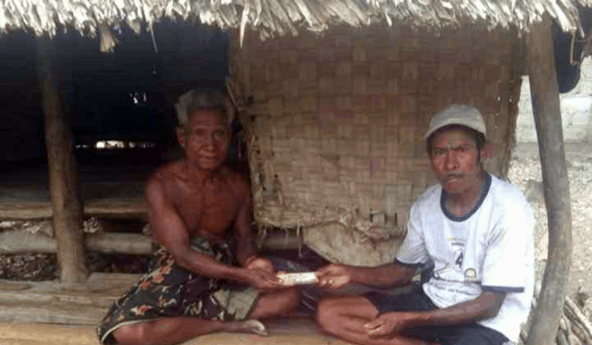 Terdakwa Money Politics Pilkada Malaka Dituntut 3 Tahun Penjara dan Denda Rp 250 Juta Salah satu bukti persidangan berupa foto saat terdakwa Bei Ulu (bertopi) saat menyerahkan uang Rp 1,5 juta kepada Herman Klau (Pelapor).