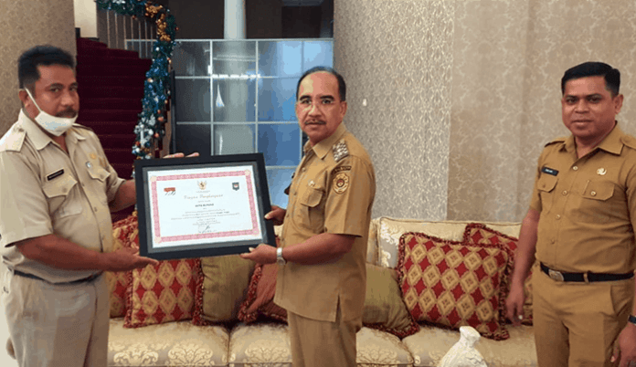 Wali Kota Kupang terima Piagam Penghargaan dari Kemendagri pada Senin (28/12/2020)