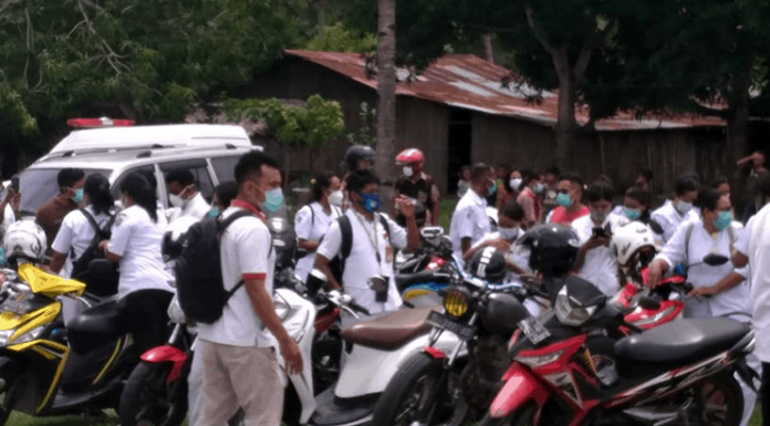 Tenaga Medis di Malaka Demo, Ancam Mogok Kerja Selama Seminggu Para medis saat mendatangi gedung DPRD Kabupaten Malaka, Kamis (28/1/21).