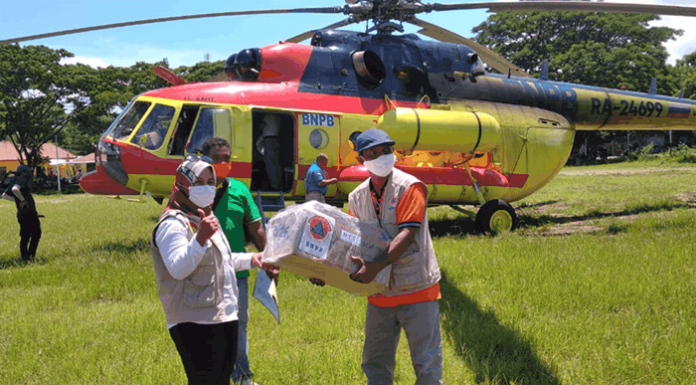 BPBD NTT Droping APD Ke Nagekeo Pakai Helikopter Else Theodora Hayer, S.Sos, saat menyerahkan bantuan APD kepada Kepala BPBD Nagekeo, Agustinus Phone, SH, Rabu (17/2/21) siang.