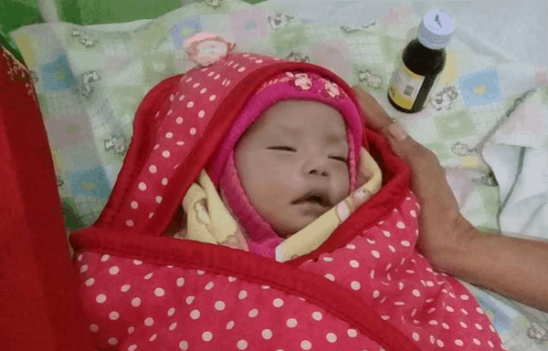 Bayi Yang Tak Memiliki Sekat Jantung Meninggal Dunia Terimalah dia dalam pangkuan kasihMu. Kuatkanlah keluarga yang ditinggalkan. Semoga Surga menjadi tempatnya. Amin! (Risa Roga)