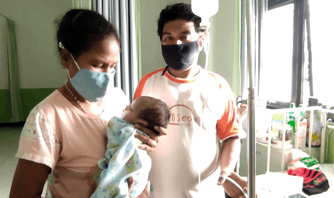 Bayi 2 Bulan Tidak Punya Sekat Jantung, Orang Tuanya Kehabisan Uang Bayi yang tak memiliki sekat jantung bersama kedua orangtuanya di RSD Aeramo, Kabupaten Nagekeo.