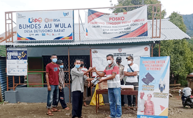 Pasutri dari Australia Beri Bantuan Masker dan Antiseptik Untuk Warga Detusoko Penyerahan bantuan masker dan antiseptik dari Australia, Jumat (26/2/21).