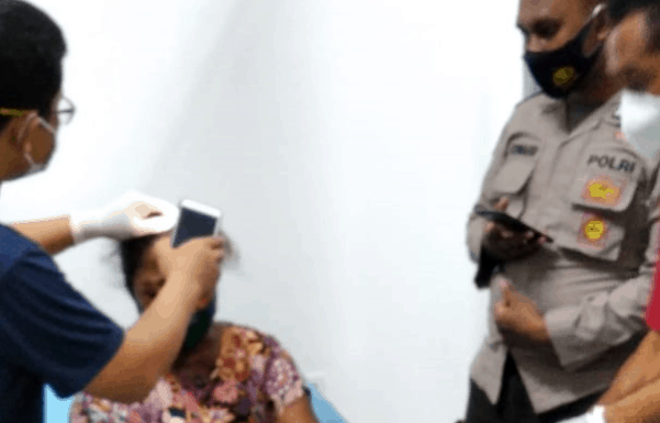 Gara-Gara Perempuan Lain, Suami Pukul Istri, Istri Balas Tikam Suami Maria Dhuge (54) saat menjalani pengobatan dan visum et repertum di Puskesmas Danga, Mbay, Nagekeo, Minggu (14/2/21).