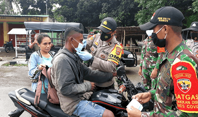 Polsek Insana Utara Bagi Masker dan Semprot Disinfektan di Tempat Umum Kapolsek Insana Utara, Ipda. Dominggus N.SL. Duran, SH, bersama jajaran TNI sedang membagi masker kepada warga Wini, Rabu *10/2/21).