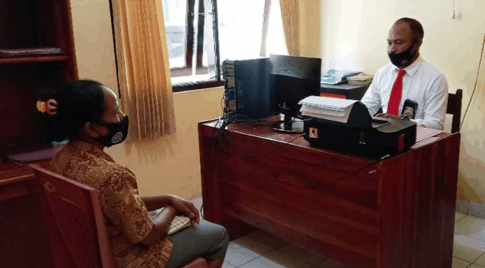 Gara-Gara Uang Kios Rp 50 Ribu, Suami Tampar Istri, Istri Lapor Polisi Yasinta Leok saat melapor suaminya ke Polsek Insana Utara, Minggu (14/2/21) sore.