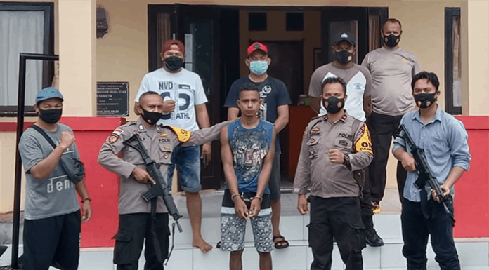 Pelaku Tendang Ibu Kandung serta Pukul Calon Mertua dan Calon Istri Dibekuk Polisi Melkianus Mus, pelaku yang tendang ibu kandungnya sendiri, serta pukul calon mertua dan calon istri, saat diamankan polisi, Kamis (18/2/21).
