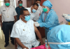 Pertama di Lembata, Wakil Bupati Jalani Vaksinasi Covid-19 Wabup Lembata, Dr. Thomas Ola Langoday, SE, M.Si, saat menjalani vaksinasi Covid-19 di Puskesmas Pada, Lembata, Rabu (3/2/21).