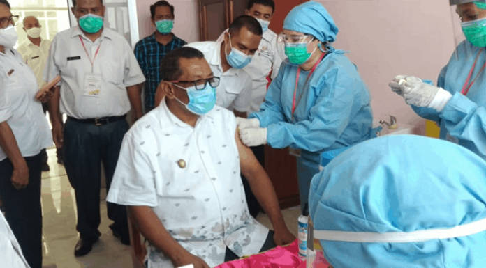 Soal Kadis Selingkuh, Wabup Lembata: Yang Bisa Beri Hukuman Hanya Bupati Wabup Lembata, Dr. Thomas Ola Langoday, SE, M.Si, saat menjalani vaksinasi Covid-19 di Puskesmas Pada, Lembata, Rabu (3/2/21).