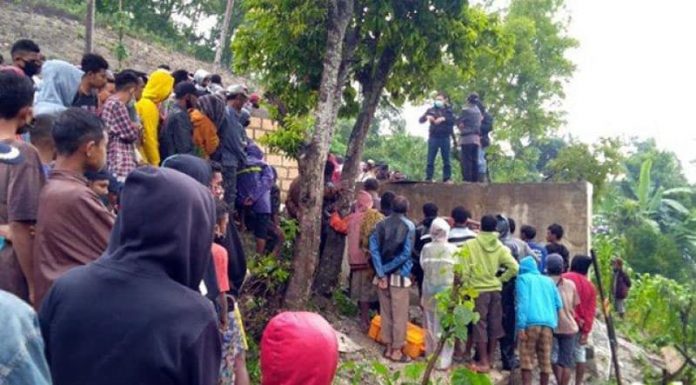 Satu Keluarga di TTS Ditemukan Tewas di Dalam Bak Air Warga Desa Kelle tampak memadati lokasi penemuan 4 korban.