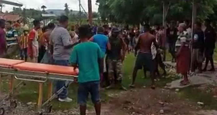 Warga dan aparat saat akan mengevakuasi korban ke rumah sakit Betun.