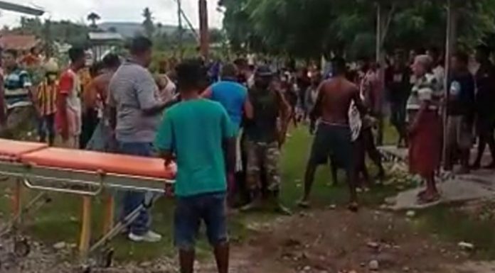 Dianiaya Orang Gila, Pria Umur 63 Tahun Meninggal Dunia Warga dan aparat saat akan mengevakuasi korban ke rumah sakit Betun.