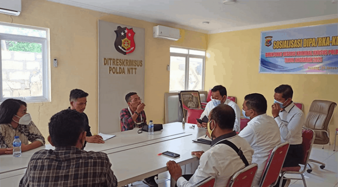 Polda Limpahkan Kasus Awololong Ke JPU Aktivis Amppera saat menemui AKP. Budi Guna Putra di ruang pertemuan Ditreskrimsus Polda NTT, Senin (1/3/21) siang.