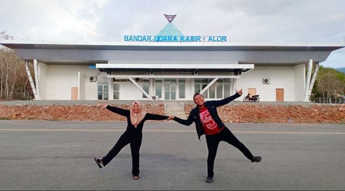 Kabir Alor Diresmikan, Jokowi: Kalau Laut Kurang Bersahabat, Bisa Gunakan Bandara Ini Presiden Joko Widodo atau Jokowi secara virtual meresmikan Bandara Kabir yang terletak di Kecamatan Pantar, Kabupaten Alor, Provinsi Nusa Tenggara Timur, pada Kamis (18/3/21).