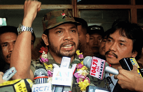 Setia Dengan NKRI, Warga Eks Timor Timur Diberi Pin Bela Negara Eurico Guterres