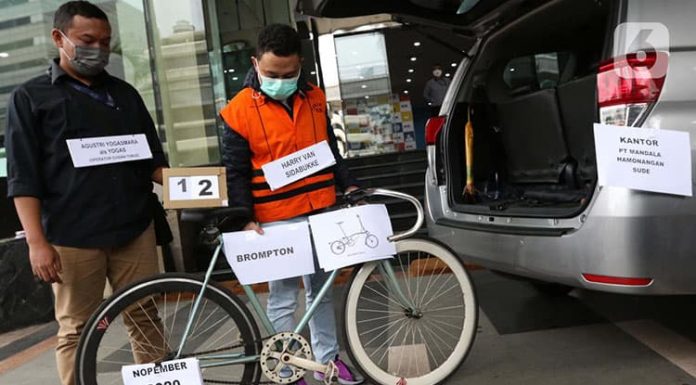 Hakim Dalami Alur Verifikasi Bansos di Kemensos Tersangka suap pengadaan bantuan sosial penanganan COVID-19, Harry Van Sidabukke (kanan) menjalani rekonstruksi perkara di Gedung KPK, Jakarta, Senin (1/2/2021).