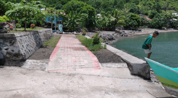 Warga Ancam Usir Jaksa Tanggul penahan abrasi Pantai Arubara. Gambar diambil Minggu (28/2/21). (Foto Sherif Goa)