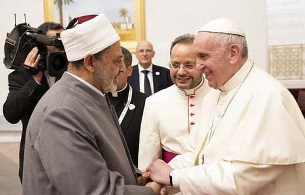 Paus Fransiskus Kunjungi Kota Kelahiran Abraham di Irak Paus Fransiskus menyalami Imam Besar Masjid Al Azhar Al Sharif, saat berkunjung ke Abu Dhabi, Uni Emirat Arab, Minggu (3/2/2019).