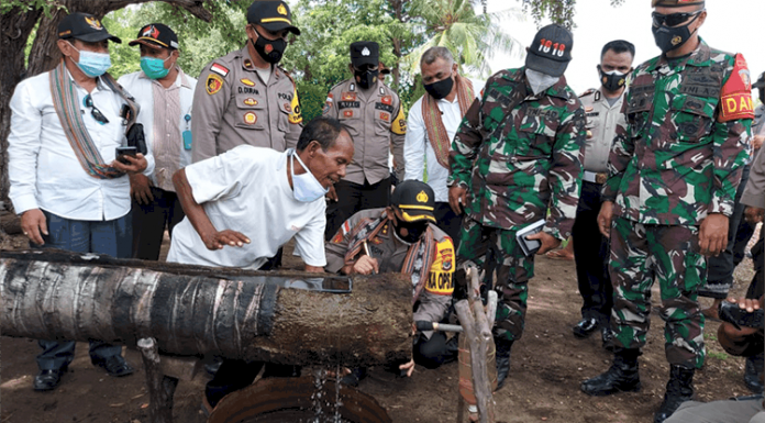 Humusu Wini, Kampung Tangguh Nusantara di Perbatasan RI-Timor Leste Kapolres TTU, AKBP Nelson F. D. Quintas, SIK, berkunjung ke tempat penyulingan minyak kayu putih di Desa Hamusu Wini.