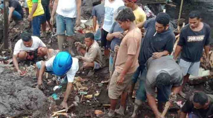 Korban Banjir Bandang Ditemukan Kaki Terpisah dari Badan Pencarian korban banjir bandang di Adonara, Flotim, MInggu (4/4/21).