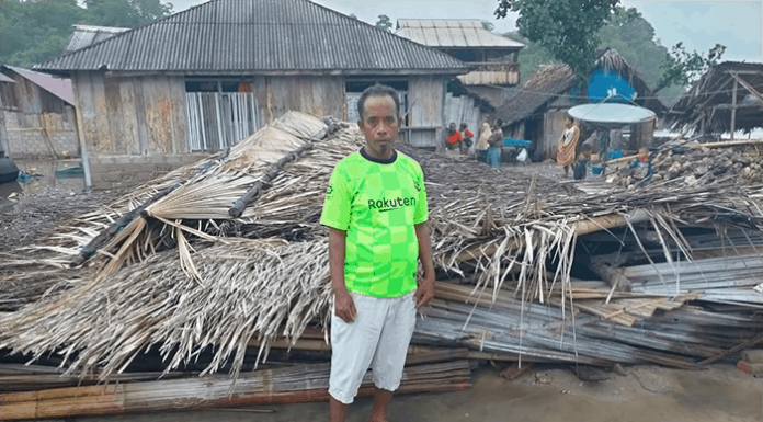 NTT Dalam Kepungan Banjir dan Gelombang Tinggi Rumah warga yang roboh akibat terjangan gelombang tinggi di Desa Adonara, Kecamatan Adonata Barat, KAbupaten Flores Timur, Jumat (2/4/21) sore.