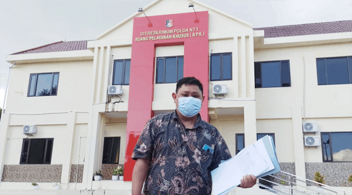 Kena Tipu Rp 280 Juta, Erik Lapor Ke Polda NTT, Yoga Terancam 8 Tahun Penjara Erik saat melaporkan Yoga ke Polda NTT, Selasa (13/4/21).