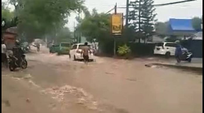 Kupang Dilanda Banjir, Jalan Raya Berubah Jadi Sungai Kondisi terkini di jalan Salak, Sikumana, Kota Kupang.