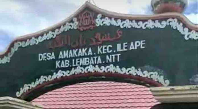 Presiden Jokowi Menuju Pulau Adonara Presiden Jokowi usai Sholat Jumat di Masjid Amakaka di Desa Amakaka, Kecamatan Ile Ape, Kabupaten Lembata, JUmat (9/4/21).