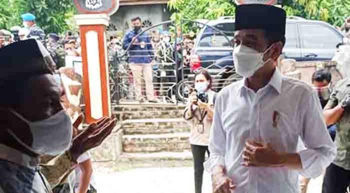 Bencana Banjir Bandang di NTT, Jokowi: Lembata Korban Paling Banyak Presiden Jokowi di Desa Amakaka, Ile Ape, Lembata, Jumat (9/4/21).