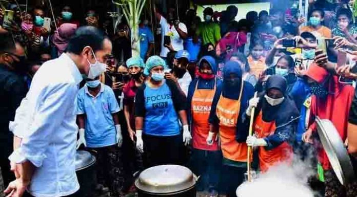 Foto-Foto Viral Jokowi di Lembata dan Adonara Presiden Jokowi menyempatkan diri melihat dari dekat aktivitas ibu-ibu di dapur umum penanganan bencana.