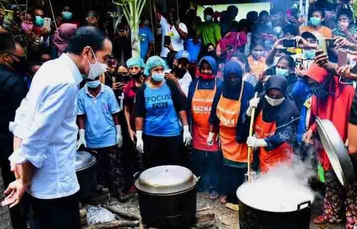 Presiden Jokowi menyempatkan diri melihat dari dekat aktivitas ibu-ibu di dapur umum penanganan bencana.
