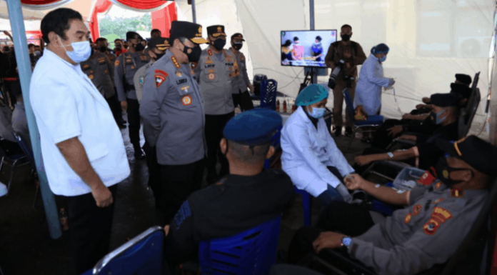 Kapolri Pantau Vaksinasi Covid-19 dan Donor Plasma di Polda NTT Kapolri di Mapolda NTT, Sabtu (3/4/21).