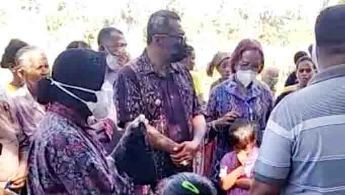 Surat Balasan Thomas Ola Langoday Untuk Justin Laba Wejak Mensos, Tri Rismaharini atau Bu Risma didampingi Wabup Lembata, Thomas Ola Langoday, saat mengunjungi korban bencana di Kantor Camat Ile Ape.