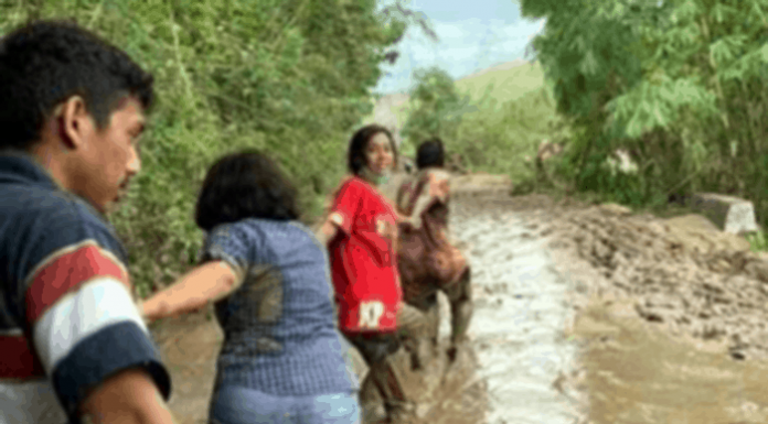 Selamatkan Korban Banjir, Perempuan Ini Nekat Terobos Lumpur Sejauh 3 Kilometer Merliaty Praing Simanjuntak saat menerobos lumpur menuju Desa Kiritana, Kecamatan Kambera, Kabupaten Sumba Timur, Selasa 6 April 2021.