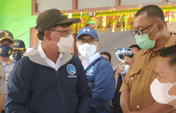 Pastikan Internet Sudah Pulih Pasca Bencana, Menteri Kominfo Kunjungi Flotim dan Lembata Johnny G. Plate saat dijemput Thomas Ola Langoday di Bandara Wunopito Lembata, Senin (12/4/21).