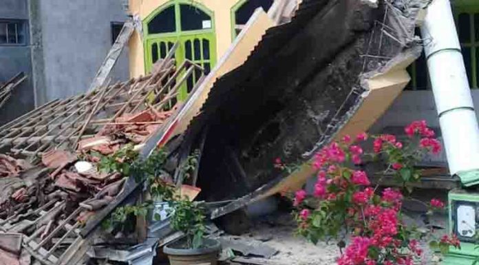 Gempa di Malang, 6 Orang Meninggal Rumah warga roboh akibat guncangan gempa bumi Malang, Sabtu (10/4/21).