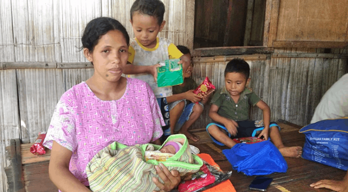 KK Yang Diusir Mosalaki Ende Dapat Bantuan dari Pemkab Nagekeo Ancelina Sabu, istri dari Donatus Jaga, salah satu korban yang diusir Mosalaki dari kampungnya, sedang menggendong bayinya yang baru lahir pada 12 April 2021 di Puskesmas Kaburea, Nagekeo.
