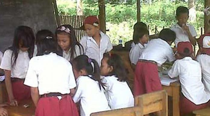 Ibu Guru SD Ini Tiba-Tiba Diberhentikan dan “Dipaksa” Setor Rp 36 Juta Nasib memilukan dialami Ribka Nitti, seorang ibu guru berstatus Pegawai Negeri Sipil (PNS) di Kecamatan Larantuka, Kabupaten Flores Timur, Provinsi NTT.