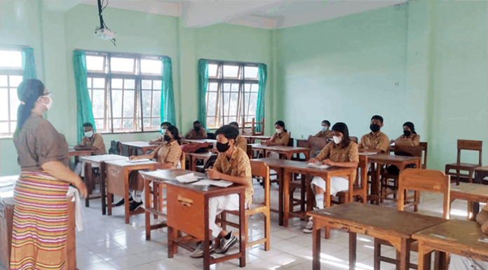SMAK Giovanni Kupang Mulai Sekolah Tatap Muka Langsung Meri Heby, guru SMAK Giovanni Kupang