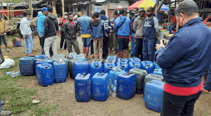 32 Jerigen Moke Spritus Diamankan Polres Ngada dari Pasar Malanuza 32 jerigen moke yang diduga telah dicampur spritus diamankan Satres narkoba Polres Ngada di Pasar Malanuza, Kecamatan Golewa, Kabupaten Ngada, Sabtu (22/5/21).