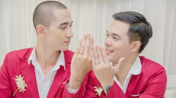 Pasangan gay asal Thailand, Bas dan Smile yang baru saja melangsungkan pernikahan sempat dihujat oleh sebagian netizen Indonesia, namun netizen Indonesia lainnya meminta maaf atas perlakuan tidak adil tersebut hingga trending di Twitter dengan hashtag #IndonesiaSaySorryforThailand.