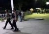 Tabrakan Maut di Maumere, 2 Meninggal, 10 Luka-Luka Warga memenuhi halaman Mapolres Sikka pasca aksi tabrak lari yang memakan banyak korban pada RAbu (5/5/21) malam.